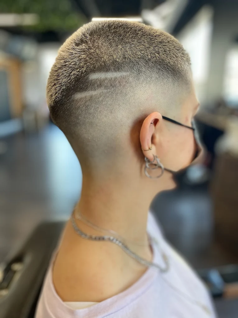 Coupe rasée avec motif